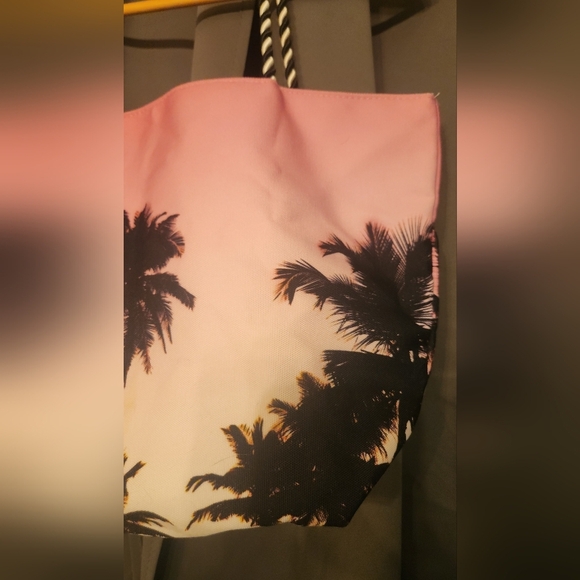 Tropical Palm Print Tote Bag - Pink and Black By Avon NWOT - Picture 2 of 6